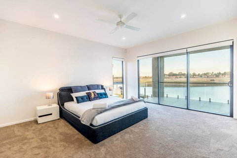 HomePlus - Luxury Living In Sanctuary Cove - Sunshine Coast Tourism 0