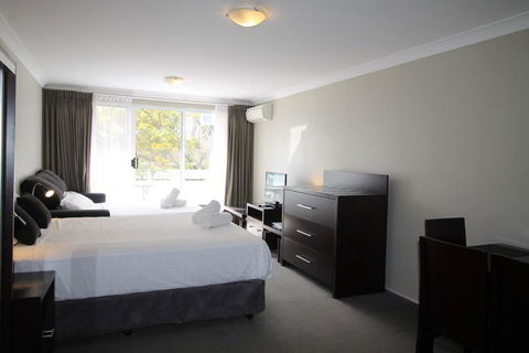 Horizons 115 - Lake Jindabyne Waterfront - Holiday Sunshine Coast 3
