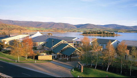 Horizons 115 - Lake Jindabyne Waterfront - Holiday Sunshine Coast 2