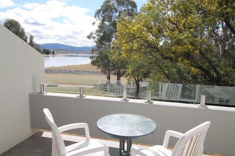 Horizons 115 - Lake Jindabyne Waterfront - Holiday Sunshine Coast 0