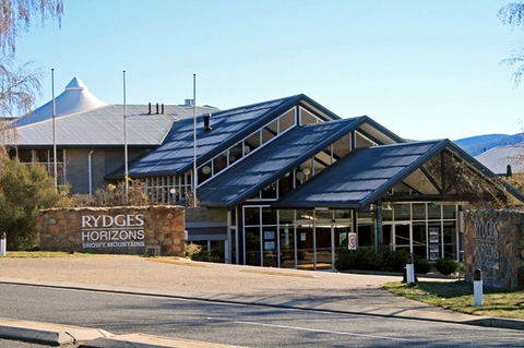 Horizons 115 - Lake Jindabyne Waterfront - Holiday Sunshine Coast 1