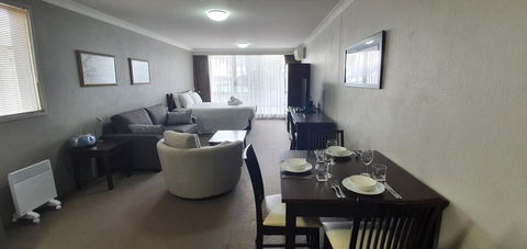 Horizons 201 - Lake Jindabyne Waterfront - Holiday Sunshine Coast 1