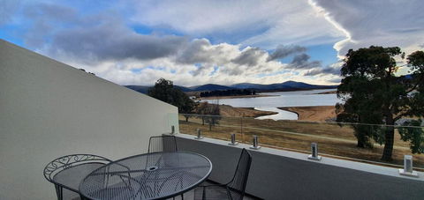 Horizons 201 - Lake Jindabyne Waterfront - Holiday Sunshine Coast 0