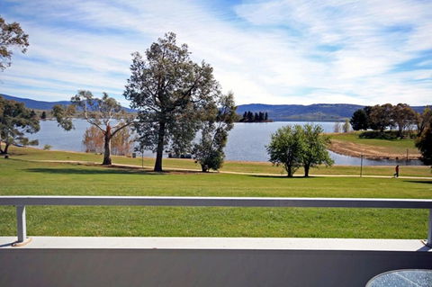 Horizons 208 - Lake Jindabyne Waterfront - Holiday Sunshine Coast 0