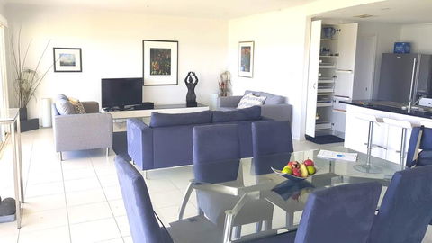 Island Waterfront Getaway - WiFi - Holiday Sunshine Coast 1