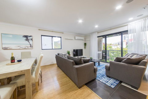 ISOLATION READY!! Super Size Me!! Top Location. Isolation Ready. Sanitised. Free CAT Bus, Pool, Gym And Everything At Your Finge - Holiday Sunshine Coast 0