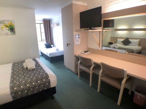 Jacaranda Place Motor Inn - Holiday Sunshine Coast 1