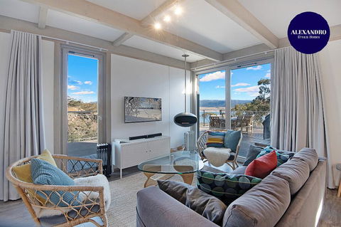 JINDY HOUSE BRAND NEW And STYLISH AMAZING VIEWS - Holiday Sunshine Coast 0