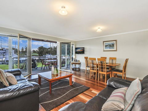 JOHANSSON'S PERCH No. 1 - Holiday Sunshine Coast 0