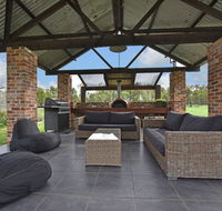 Kelman Cottage - tucked away with pool  native wildlife