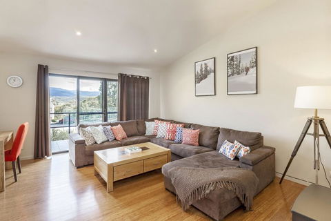 Khione 1 - Modern & Spacious With Views Towards Lake Jindabyne & The Mountains Beyond - Sunshine Coast Tourism 2