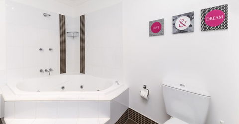 Khione 1 - Modern & Spacious With Views Towards Lake Jindabyne & The Mountains Beyond - Sunshine Coast Tourism 3