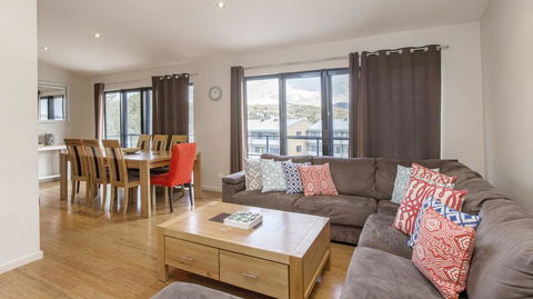 Khione 1 - Modern & Spacious With Views Towards Lake Jindabyne & The Mountains Beyond - Sunshine Coast Tourism 1