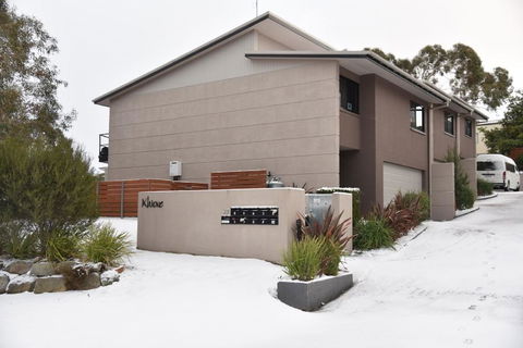 Khione 1 - Modern & Spacious With Views Towards Lake Jindabyne & The Mountains Beyond - Sunshine Coast Tourism 0