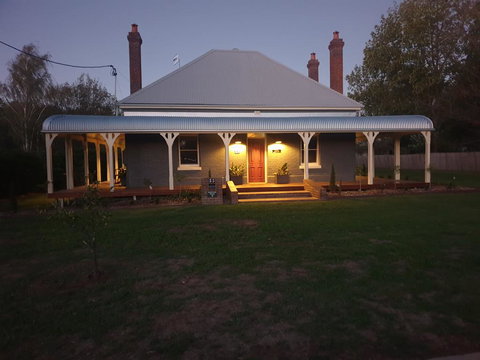 Kings Cottage Uralla - Sunshine Coast Tourism 0
