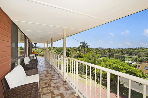 KINGSCLIFF HOLIDAY HOME ON THE HILL - SYD'S VIEW - Holiday Sunshine Coast 3