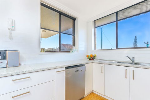 Kingsway #3 Ocean View - Holiday Sunshine Coast 3