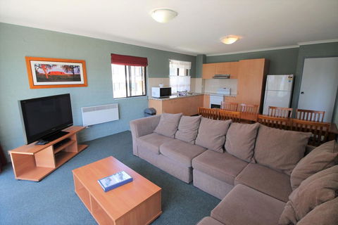 Kirwan Apartment 18 - Large Jindabyne Apartment - Sunshine Coast Tourism 3