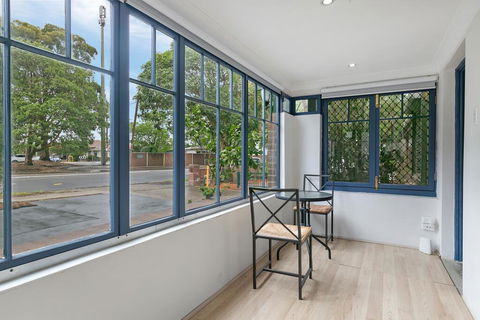 KOZYGURU ARNCLIFFE SYDNEY AIRPORT RENOVATED COTTAGE 3 BED HOUSE NAR232 - Holiday Sunshine Coast 2