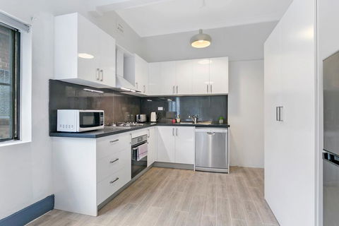 KOZYGURU ARNCLIFFE SYDNEY AIRPORT RENOVATED COTTAGE 3 BED HOUSE NAR232 - Holiday Sunshine Coast 1