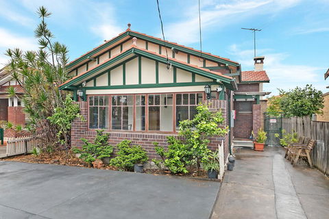 KOZYGURU ARNCLIFFE SYDNEY AIRPORT RENOVATED COTTAGE 3 BED HOUSE NAR232 - Holiday Sunshine Coast 3