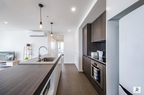 KOZYGURU BROADBEACH AMAZING VIEW 2 BED APT + FREE PARKING WALK TO BEACH QBR004 - Holiday Sunshine Coast 3