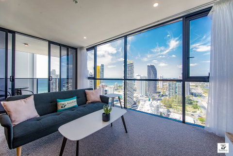 KOZYGURU BROADBEACH AMAZING VIEW 2 BED APT + FREE PARKING WALK TO BEACH QBR004 - Holiday Sunshine Coast 0
