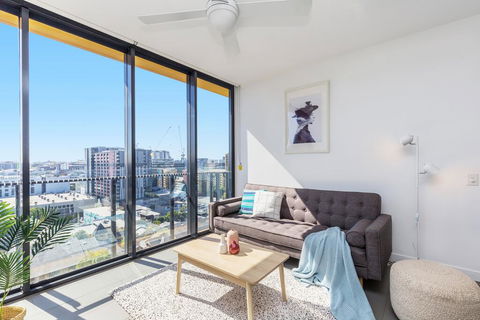 KOZYGURU FORTITUDE VALLEY AMAZING VIEW 2BED APT + FREE PARKING QFV010 - Holiday Sunshine Coast 0