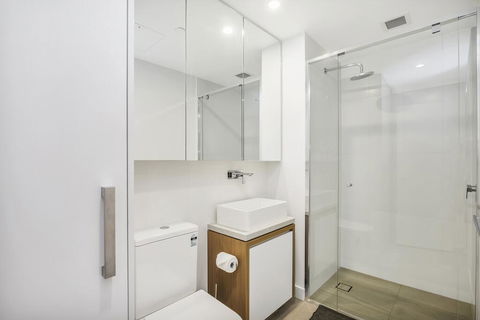 KOZYGURU FORTITUDE VALLEY DESIGNER GRADE 2 BED APT FREE PARKING QFV179-1401 - Holiday Sunshine Coast 1