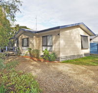 KYEEMA - FREE WIFI  NETFLIX - PET FRIENDLY OUTSIDE ONLY - Sunshine Coast Tourism
