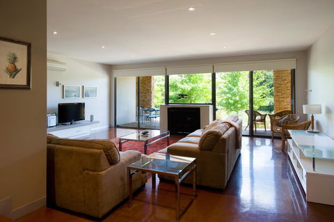 Lake Daylesford Lodge 4 - Sunshine Coast Tourism 2