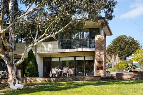 Lake Daylesford Lodge 6 - Sunshine Coast Tourism 1