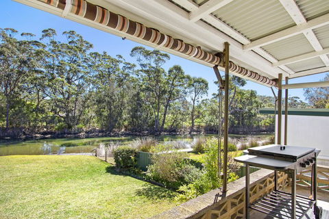 Lake Frontage Family Fun Home - Sunshine Coast Tourism 3
