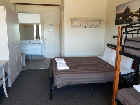 Lake Jindabyne Hotel - Sunshine Coast Tourism 3
