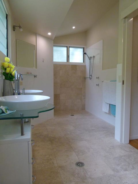 Lake Russell Lakeside Retreat - Sunshine Coast Tourism 3