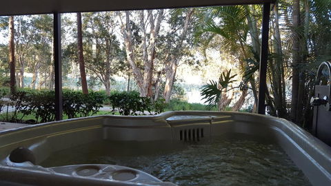 Lake Russell Lakeside Retreat - Sunshine Coast Tourism 0