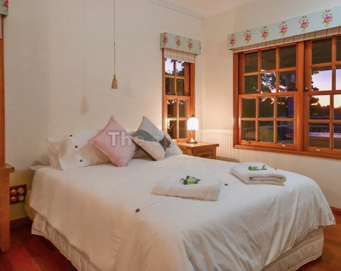 Lakefront Holiday Villa - Holiday Sunshine Coast 2