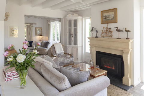 Lakeleigh - Sunshine Coast Tourism 1