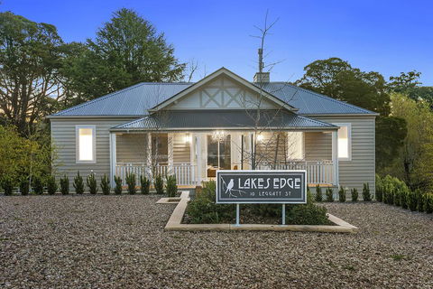 Lakes Edge - Sunshine Coast Tourism 0