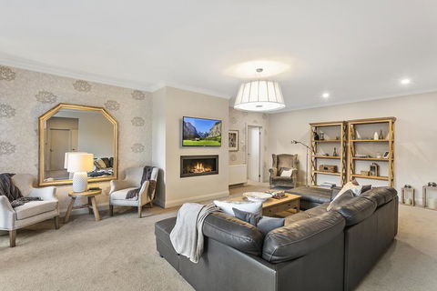 Lakes Edge - Sunshine Coast Tourism 3