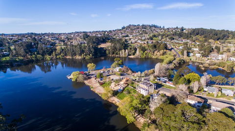 Lakes Edge - Sunshine Coast Tourism 1