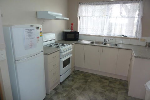 Lakes Entrance Country Cottages - Sunshine Coast Tourism 3
