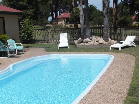 Lakes Entrance Country Cottages - Sunshine Coast Tourism 2