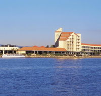 Lakes Hotel - Holiday Sunshine Coast