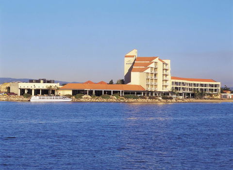 Lakes Hotel - Sunshine Coast Tourism 0
