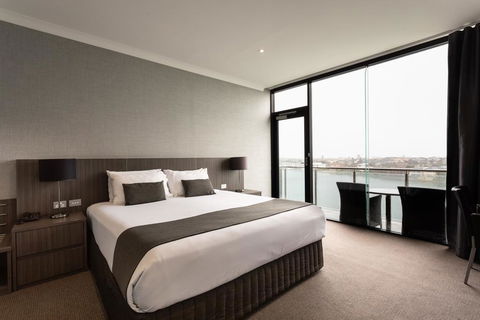 Lakes Hotel - Sunshine Coast Tourism 2