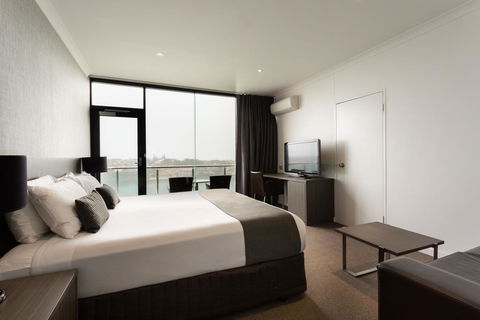 Lakes Hotel - Sunshine Coast Tourism 3