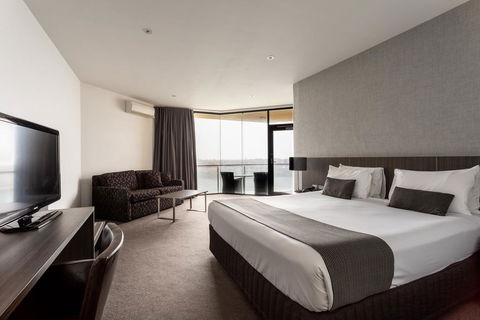 Lakes Hotel - Sunshine Coast Tourism 1