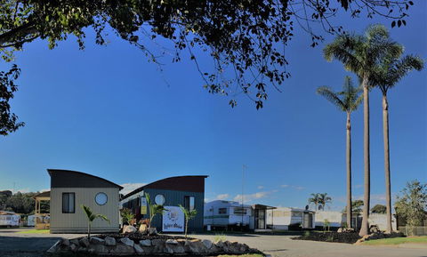 Lakes Main Holiday Park - Sunshine Coast Tourism 1