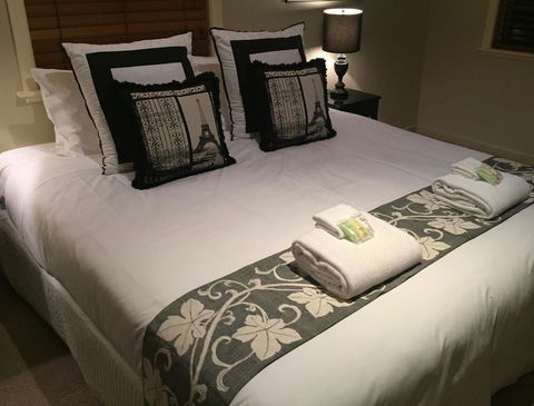 Lakeshore House, Daylesford - Sunshine Coast Tourism 0